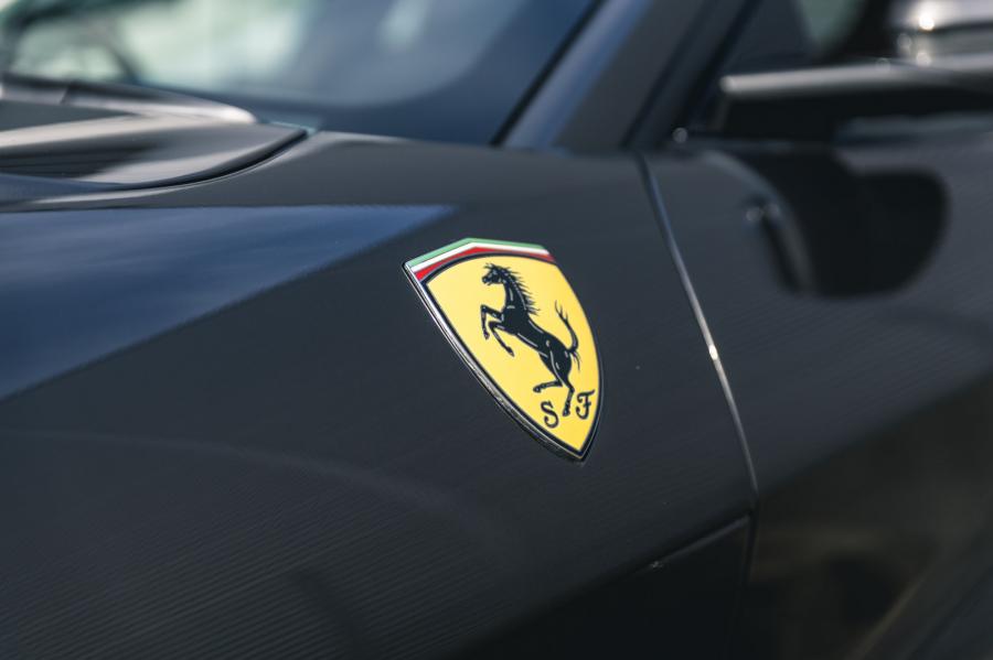Логотип Ferrari F12berlinetta 2014 года  (UK) (фото 225 из 276)